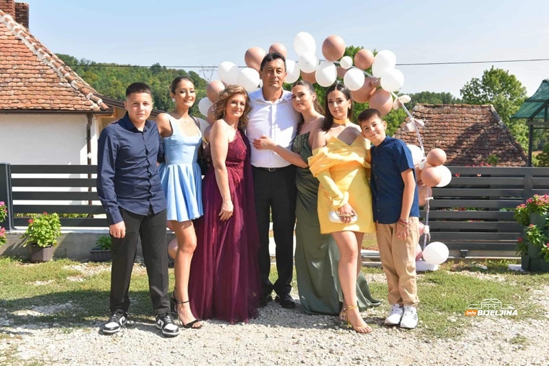 Mirkovići iz Ugljevika imaju tri kćerke i dva sina: Presrećna su i skladna porodica, djeca vole život na selu (FOTO)