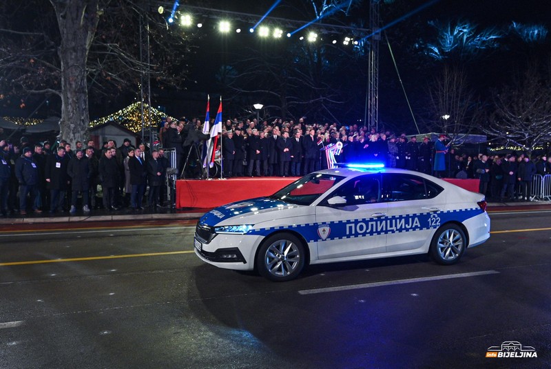 Dan Republike Srpske: Više od 3.000 učesnika defilovalo na Trgu Krajine u Banjaluci (FOTO)