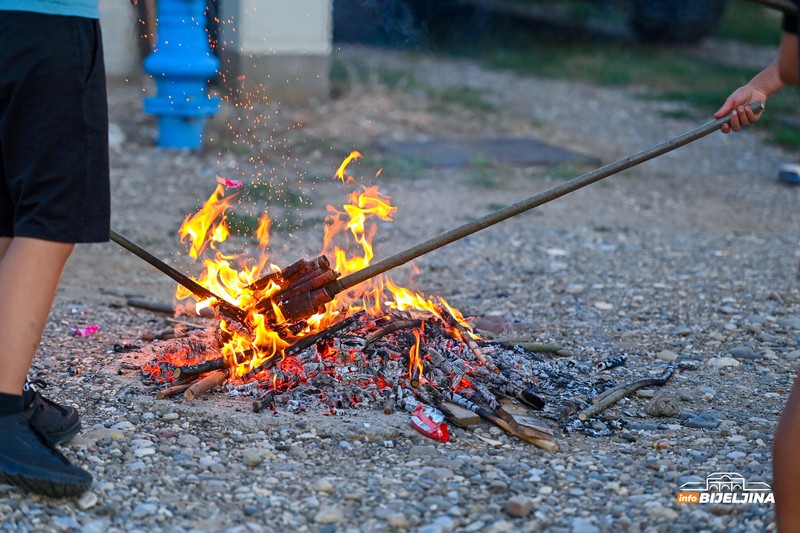 Bijeljinci čuvaju tradiciju: Petrovdanske lile zasijale i u gradu i u selima (FOTO)