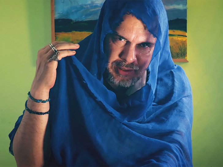 Crnogorski pjevač počeo da se oblači kao žena: 