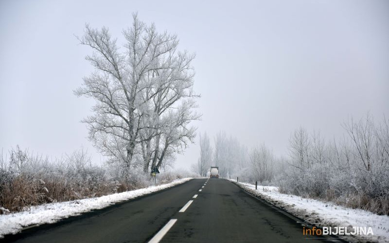 Kolovozi mokri i klizavi, u pojedinim krajevima pada snijeg