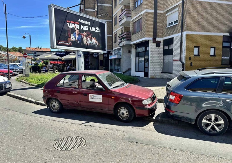 Novi primjer kršenja propisa u Bijeljini: Vozilo Gradske uprave parkirano na trotoaru (FOTO)