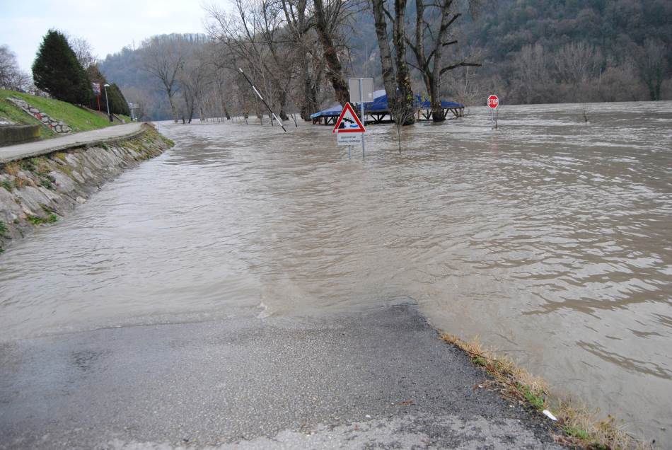 Rijeka Drina izlila se na području grada Zvornika i opštine Bratunac (VIDEO)