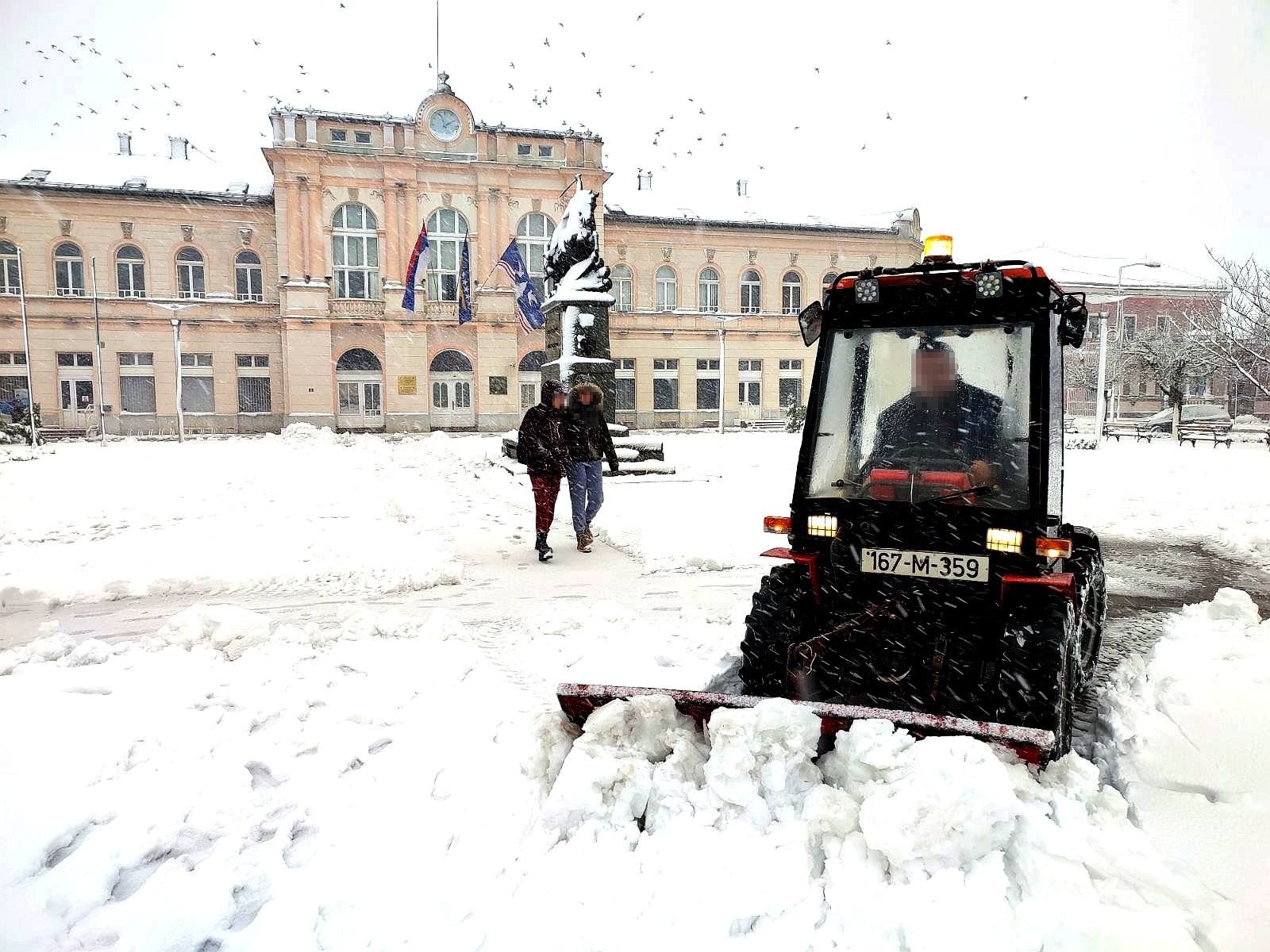 Bijeljina: Danas omladina SDS-a i gradonačelnik Ljubiša Petrović čiste snijeg sa gradskih ulica