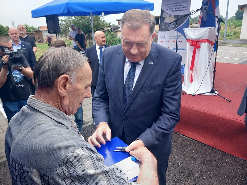 Bijeljina: Predsjednik Srpske uručio ključeve stanova za 12 izbjeglih i raseljenih porodica (FOTO)