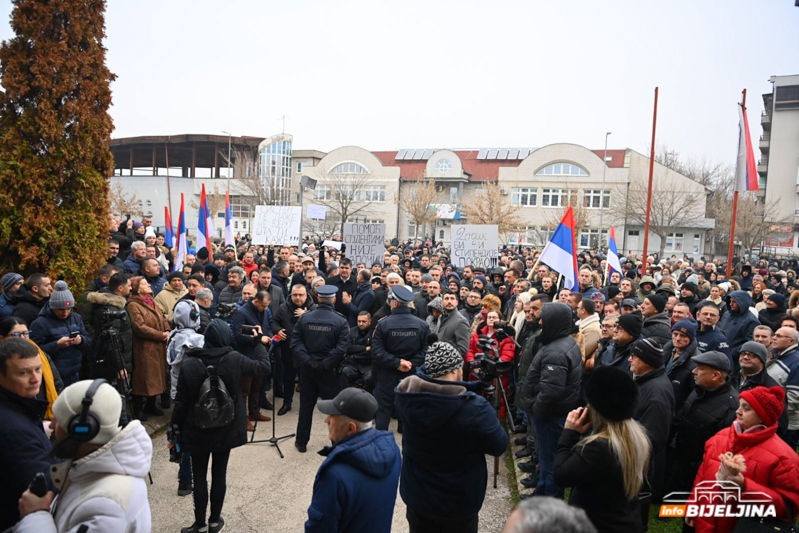 Protest u Bijeljini zbog hapšenja Petrovića: Ko je ušao u zgradu policije? (FOTO)