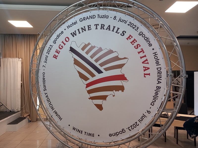 Otvoren „Regio wine trails festival“ – Bijeljinci uživaju u vrhunskim vinima (FOTO)