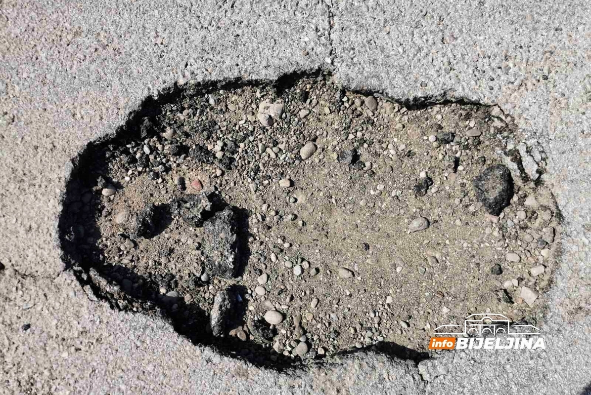 UZALUDAN VAPAJ mještana naselja Koviljuše: Putevi PUNI KRATERA, a niko ne reaguje (FOTO)