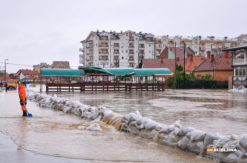 Deset godina od katastrofalnih poplava u Semberiji – prizori koji se ne zaboravljaju lako (FOTO)