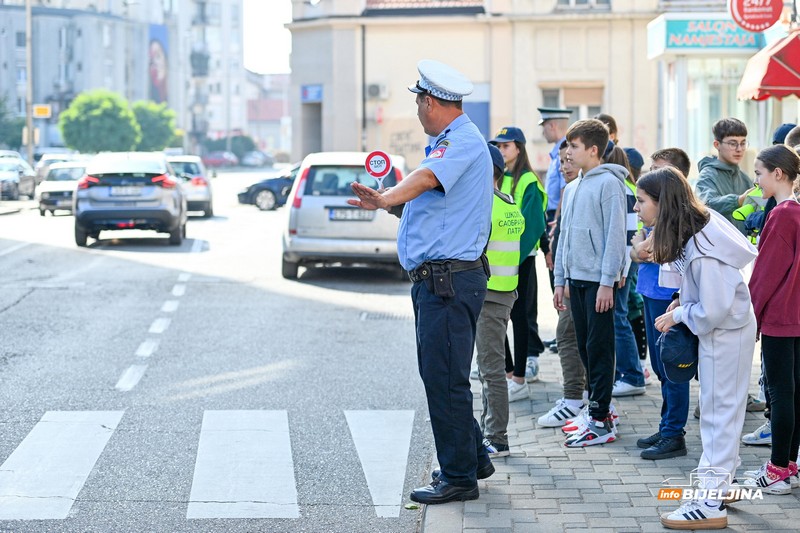 Bijeljinski policajci obučavali mališane saobraćajnim propisima (FOTO)