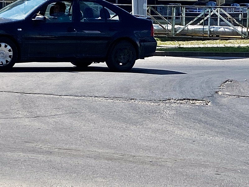 Bijeljina: Izbočina u kružnom toku stvara probleme vozačima, jedino je nadležni ne vide (FOTO)