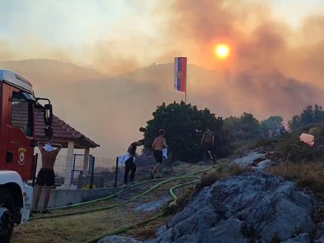 Trebinje: Vatra nadomak kuća, helikopter, vatrogasci i mještani vode borbu sa stihijom