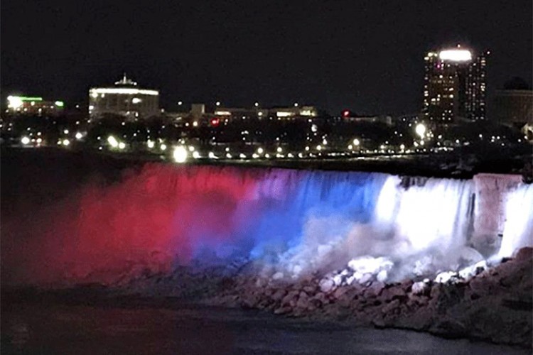 Nijagarini vodopadi u bojama srpske zastave