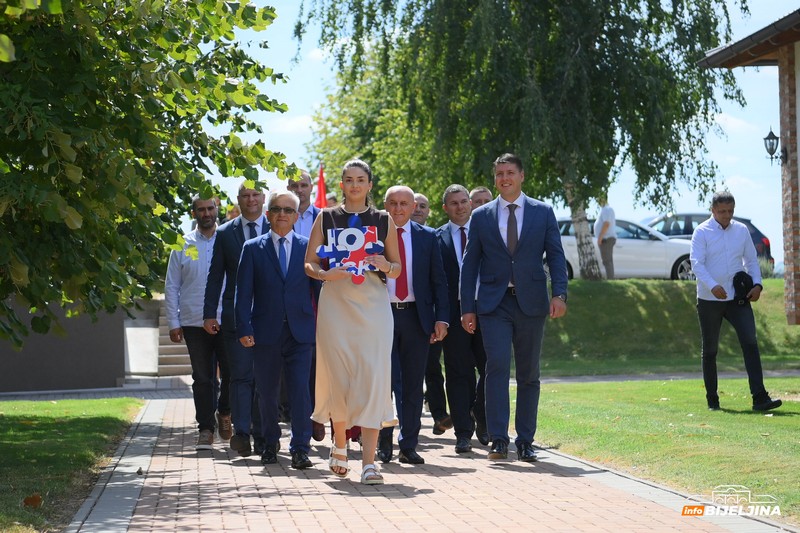Socijalistička partija i koalicioni partneri počeli kampanju iz Semberije (FOTO)