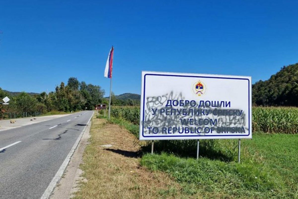 Pošarana tabla sa natpisom 
