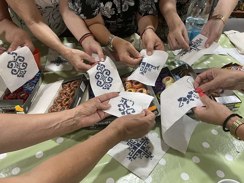 Žene sa invaliditetom iz Bijeljine uče da pletu i vezu – projekat koji čuva tradiciju i kulturu (FOTO)