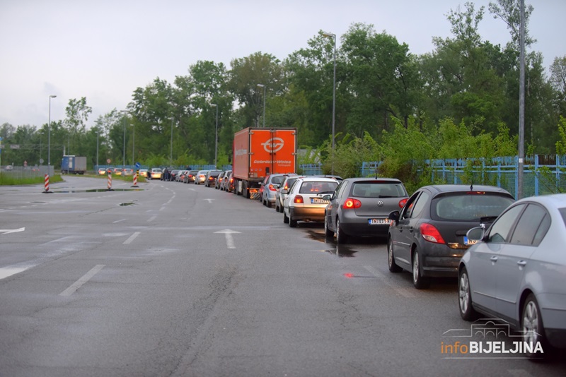 Kilometarske kolone i višečasovna čekanja na graničnim prelazima