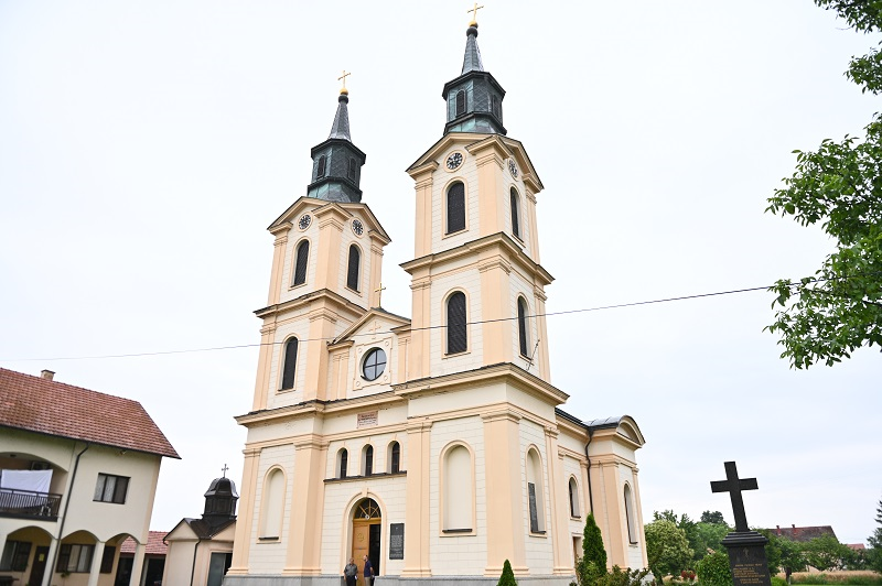 Znate li koji je umjetnik oslikao ikonostas crkve u Brocu? (FOTO)