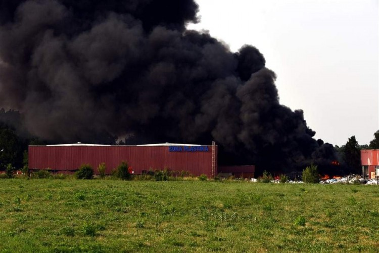 Požar u Brčkom, gori fabrika za proizvodnju plastike