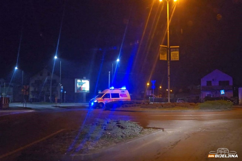 Bijeljina: Vozilom udario u znak, intervenisala i Hitna (FOTO) 