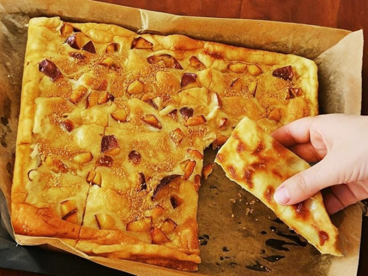 Sočna palačinka sa šljivama iz rerne – desert koji osvaja na prvi zalogaj