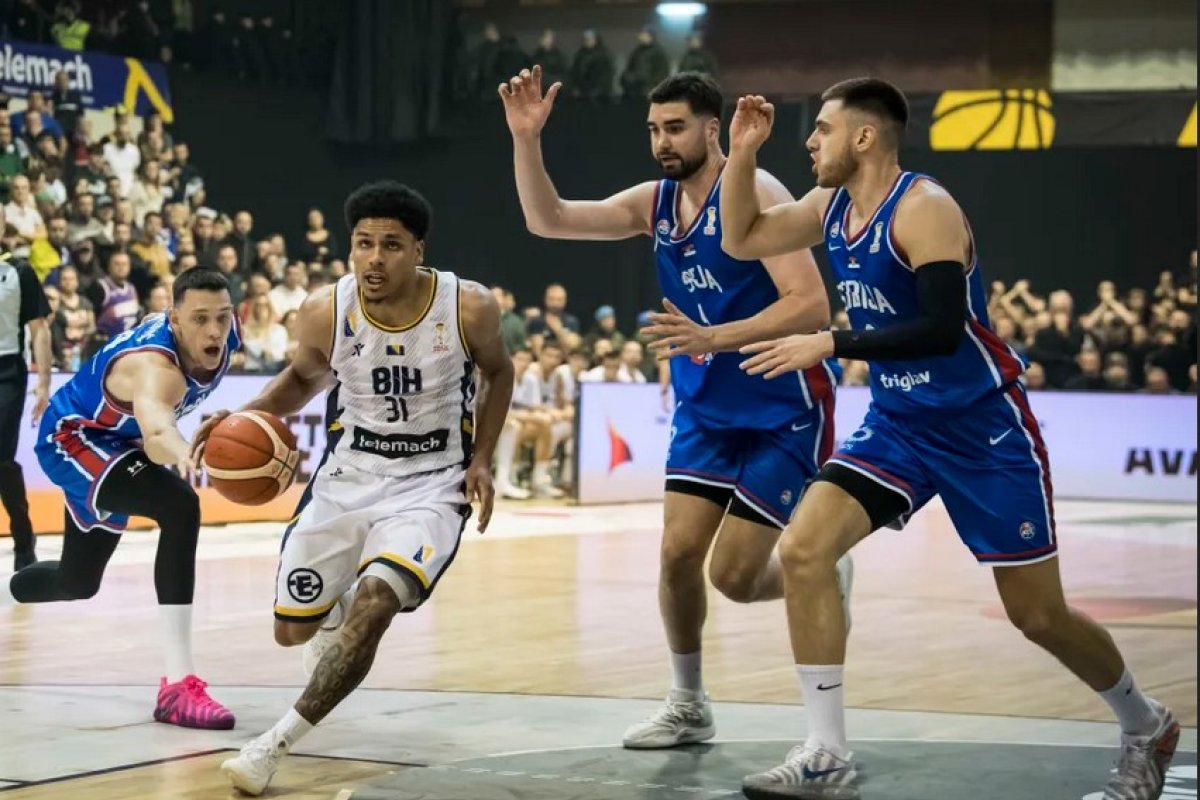 Košarkaši BiH nakon drame u finišu poklekli protiv Srbije