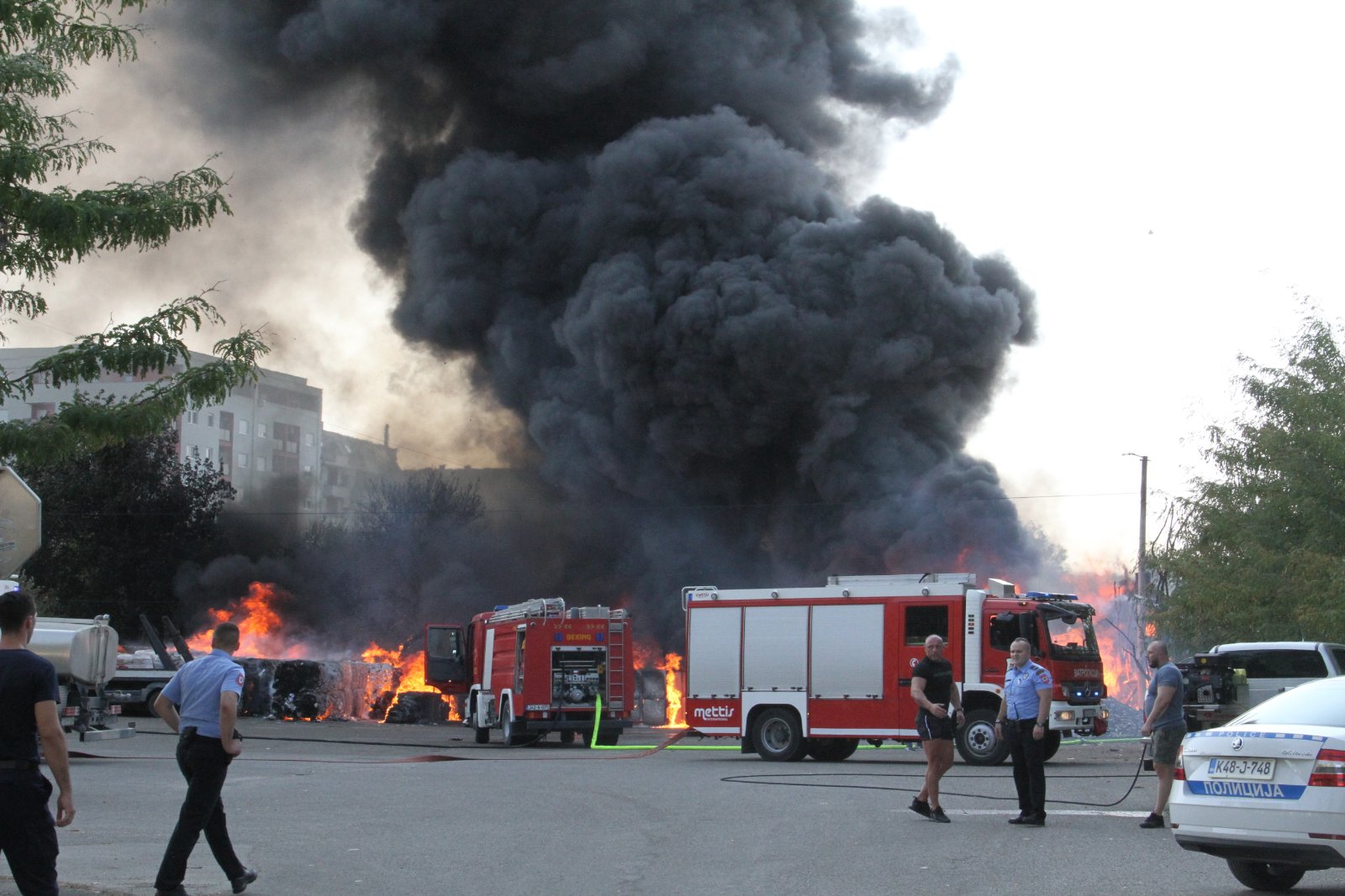 Panika u Banjaluci: Vatrogasci nadljudskim naporima pokušavaju spriječiti širenje požara prema kućama