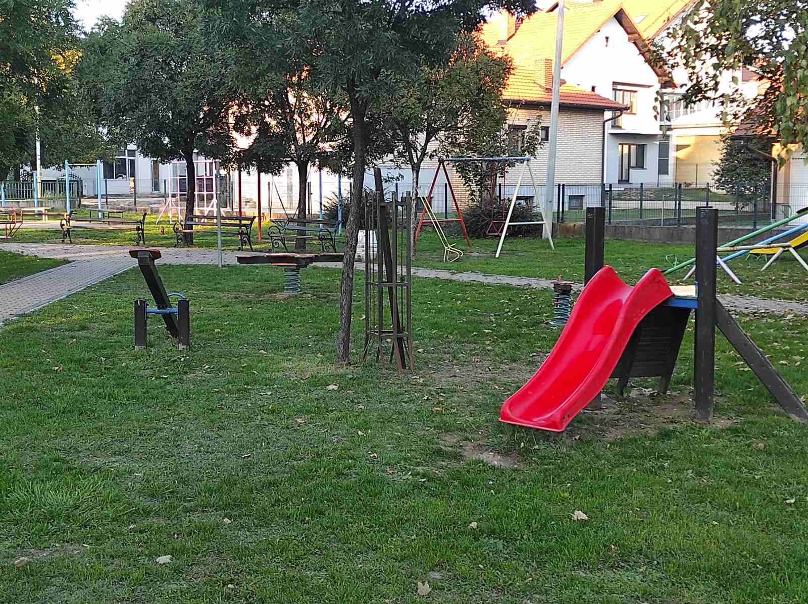 Ružne scene na dječijem igralištu u Bijeljini: Sve uništeno, niko ništa ne popravlja (FOTO)