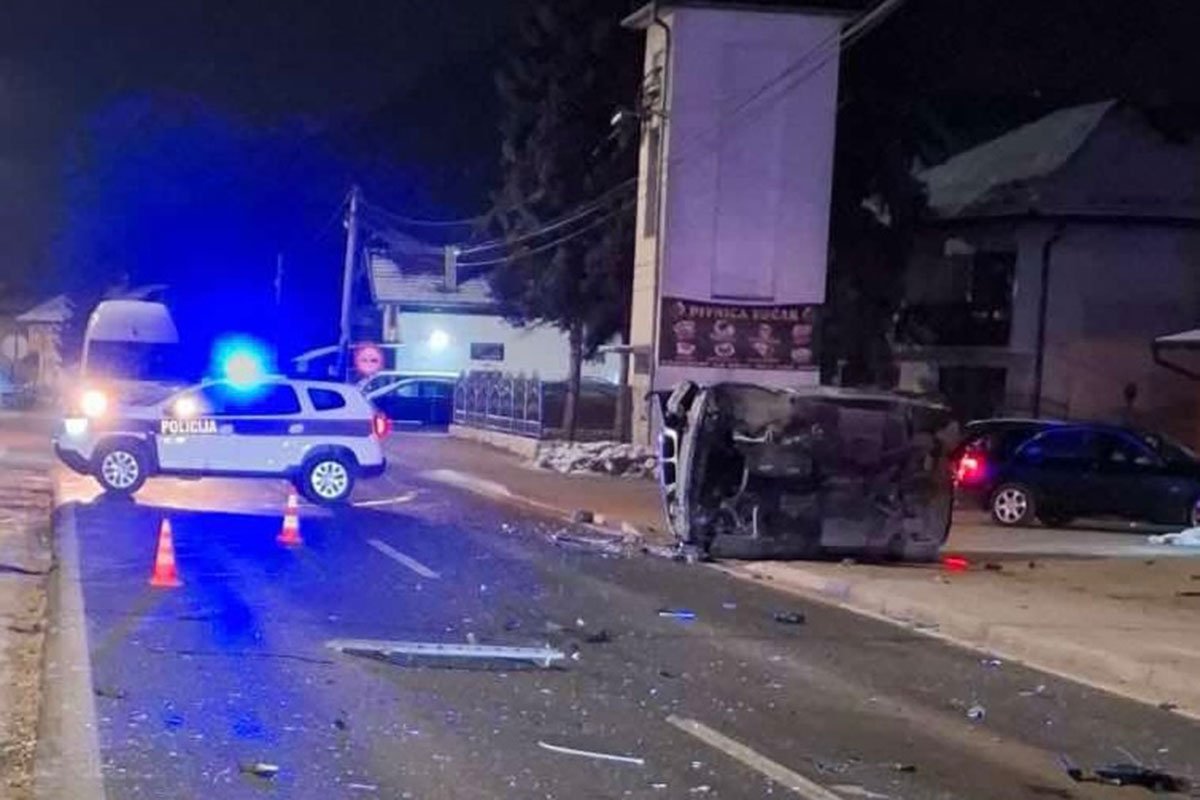 Težak sudar tri auta, BMW smrskan (FOTO)