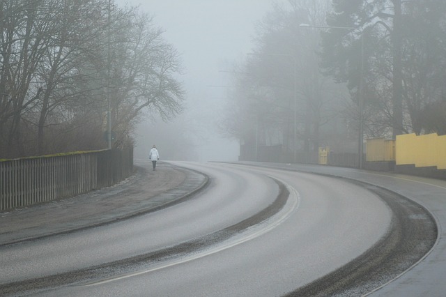 Klizavi kolovozi, vidljivost smanjena zbog magle