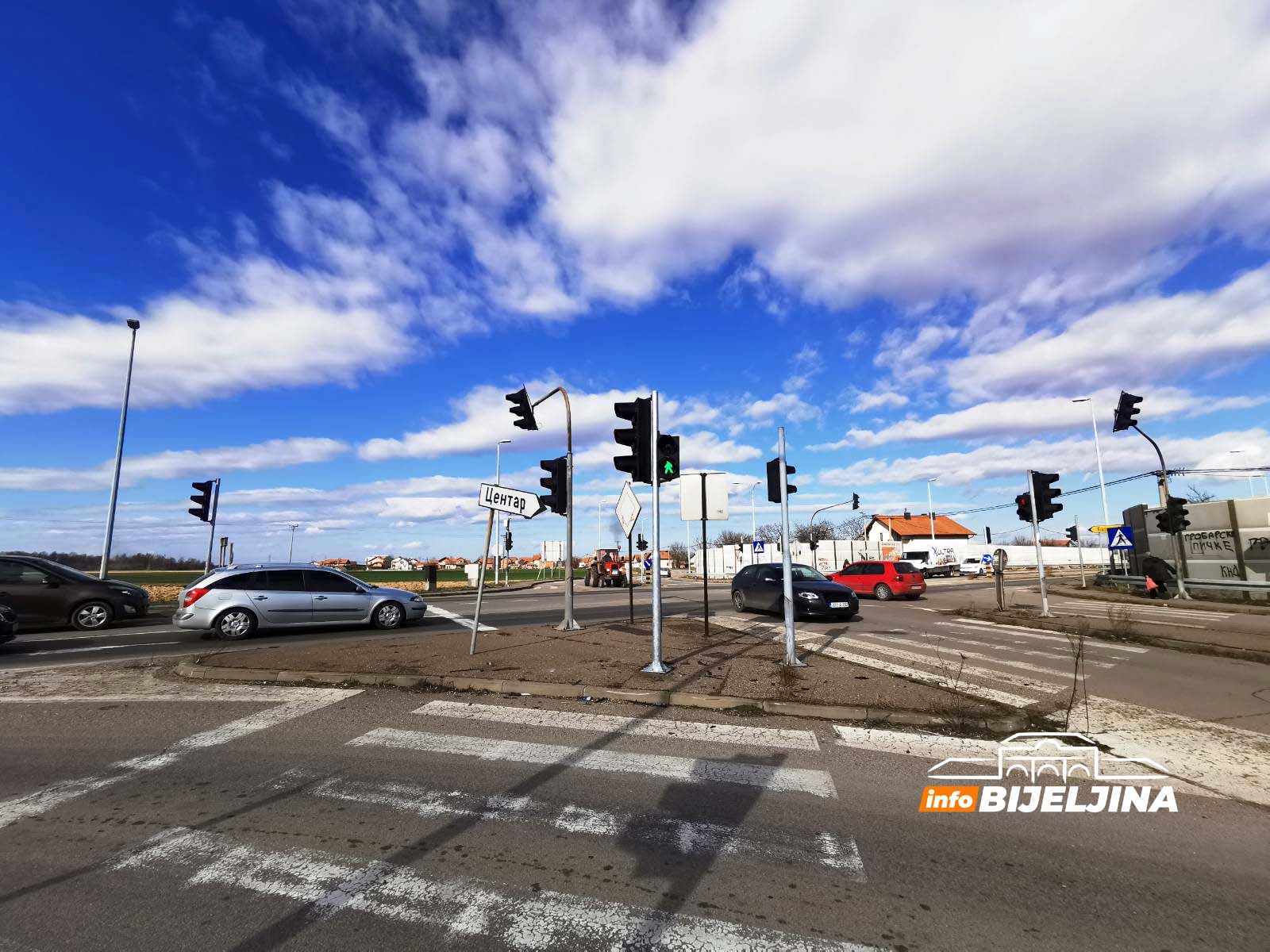 U saobraćajnim nezgodama u Bijeljini uništeno 10 stubova javne rasvjete