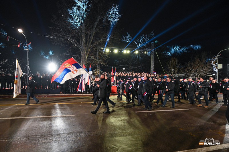 Dan Republike Srpske: Više od 3.000 učesnika defilovalo na Trgu Krajine u Banjaluci (FOTO)