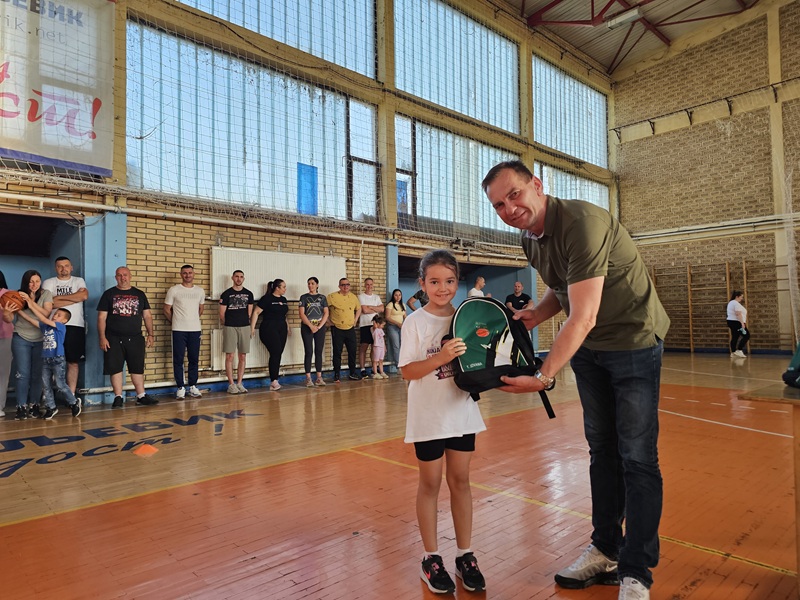 Mladi košarkaši Rudara iz Ugljevika dobili novu sportsku opremu uz podršku opštine i predsjednika Srpske