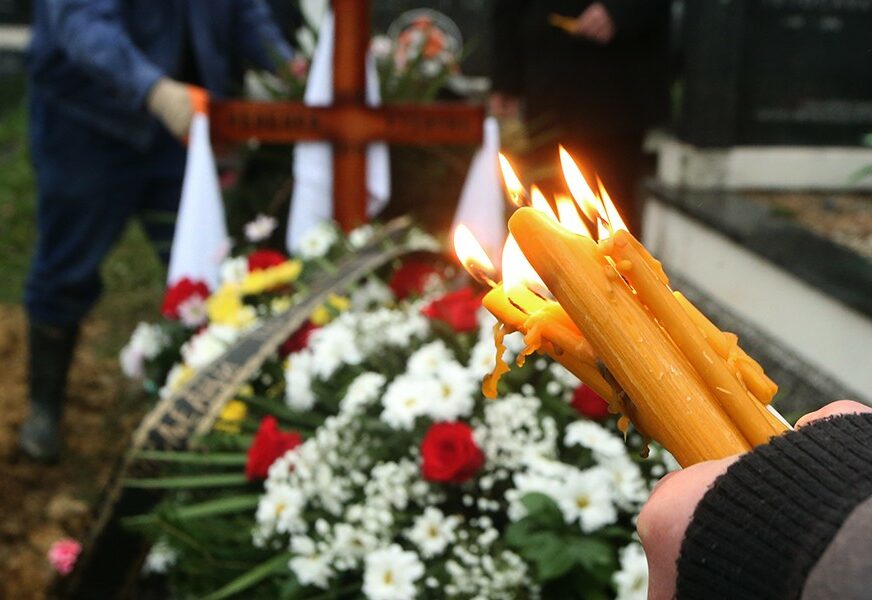 Znate li zašto Srbi na sahrani bacaju grumen zemlje u grob?