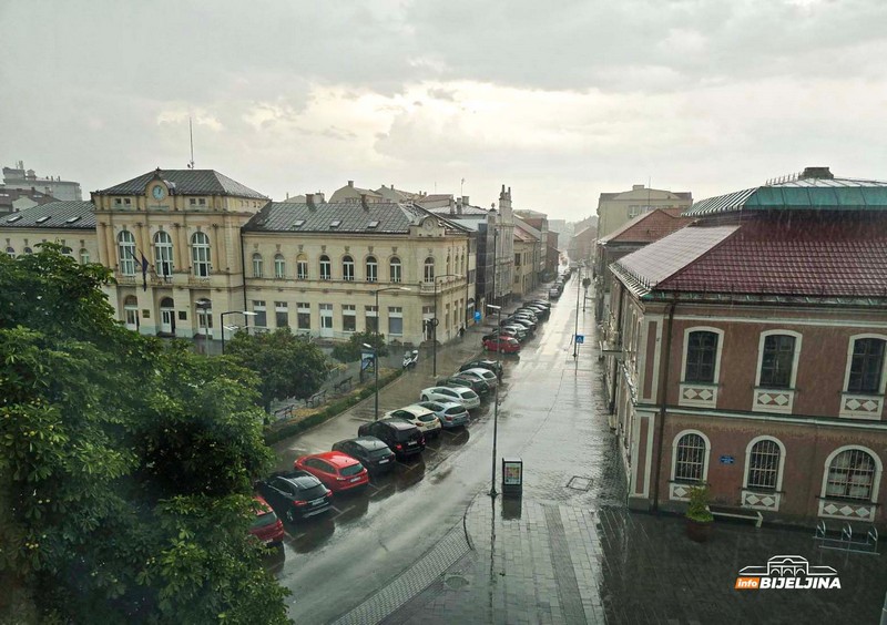 Stigla kiša: Napokon osvježenje u Bijeljini (FOTO)