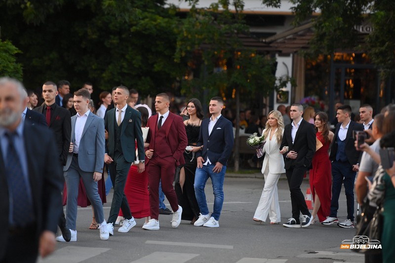 Maturanti Tehničke škole proslavljaju maturu: Ulice Bijeljine odišu glamurom (FOTO)