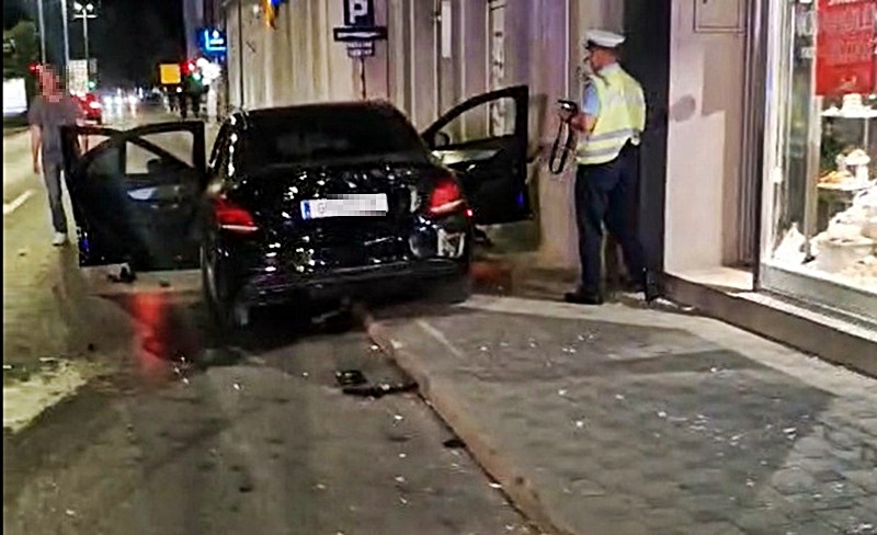 Bijeljina: Mercedesom se zakucao u ćevabdžinicu (FOTO)