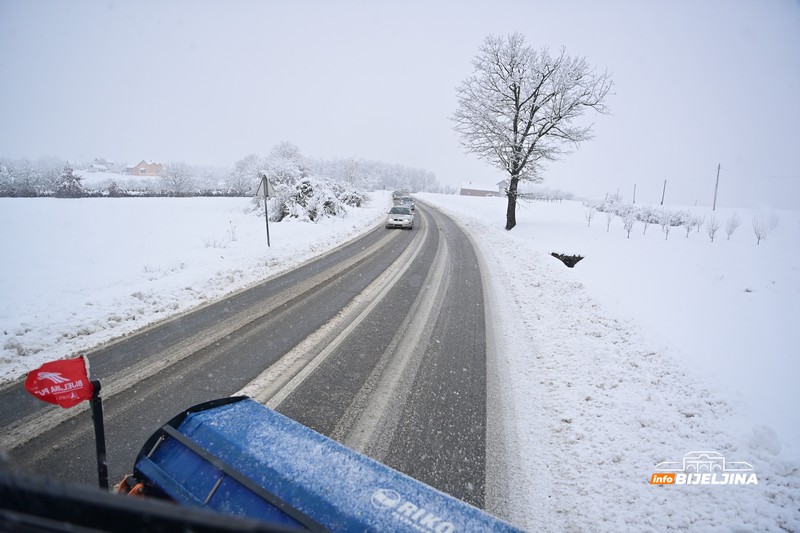 Ekipa InfoBijeljine na terenu sa vozačem grtalice: &ldquo;Dosta mladih nema obzira prema nama&rdquo; (FOTO)