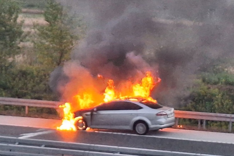 Gori auto na auto-putu Doboj-Prnjavor (FOTO, VIDEO)