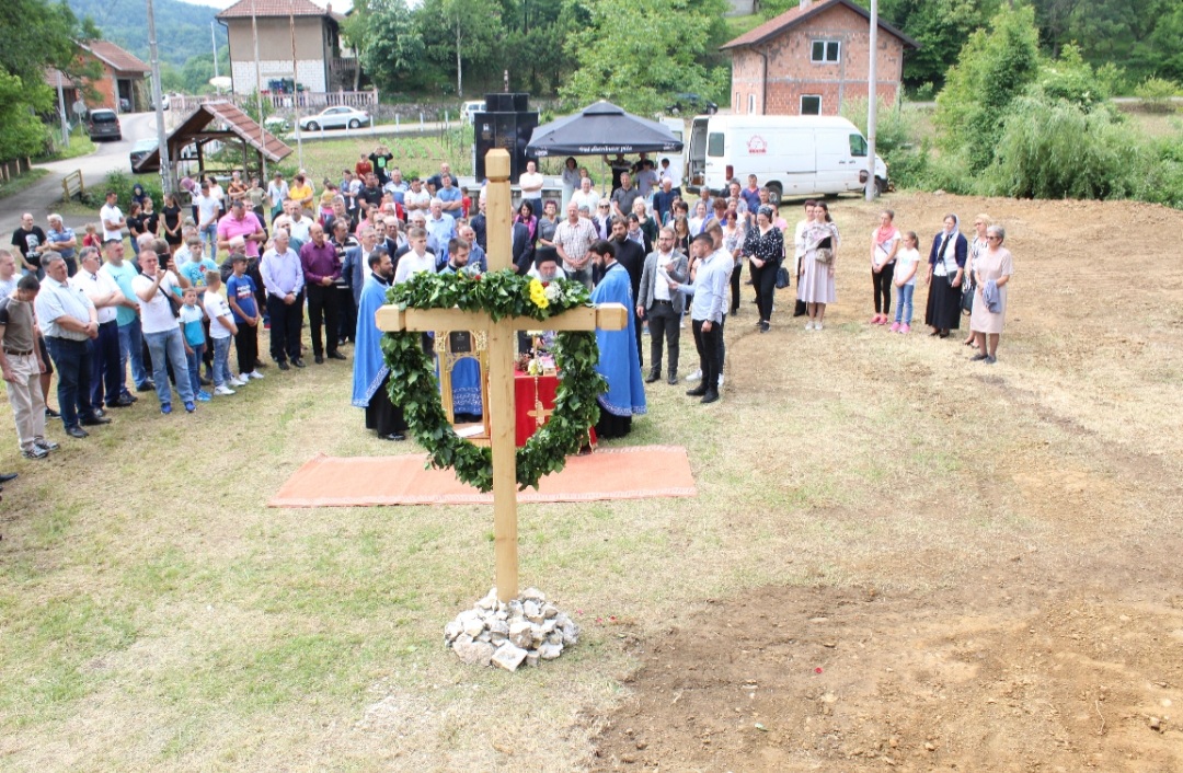 Ugljevik: Episkop Fotije osveštao zemlju za gradnju hrama u Maleševcima 