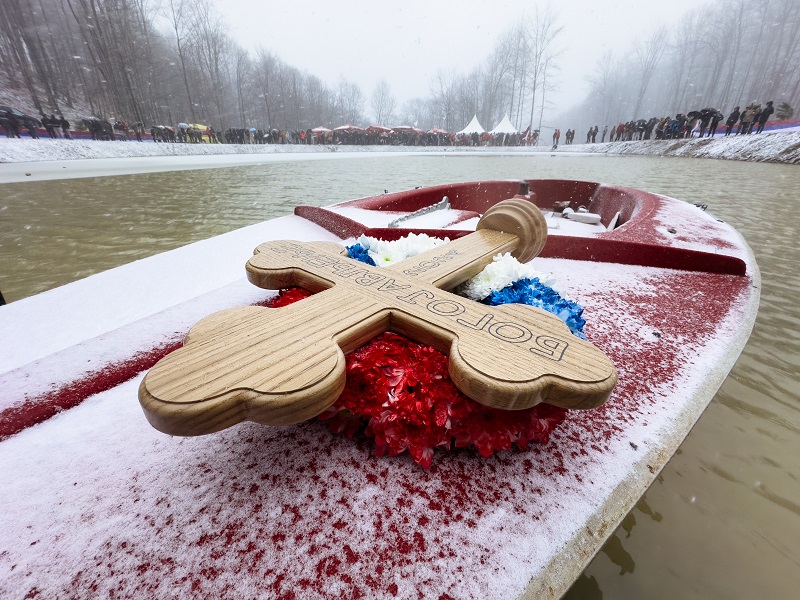 Na majevičkom jezeru Busija djevojke i mladići plivali za časni krst (FOTO)