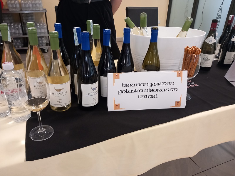 Otvoren „Regio wine trails festival“ – Bijeljinci uživaju u vrhunskim vinima (FOTO)