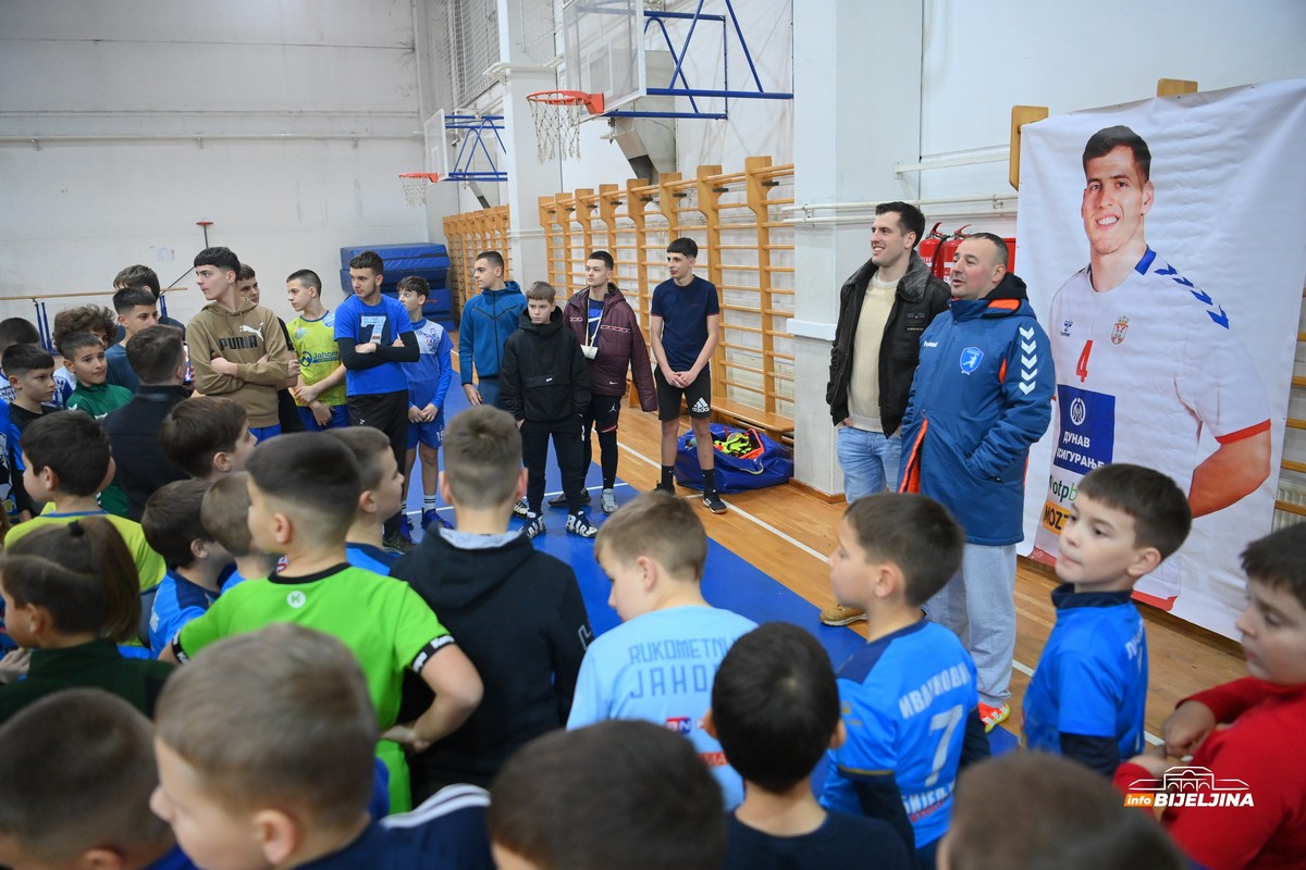 Rukometaši RK “Bijeljina” iznenadili Marka Jevtića: Susret pun emocija (FOTO)