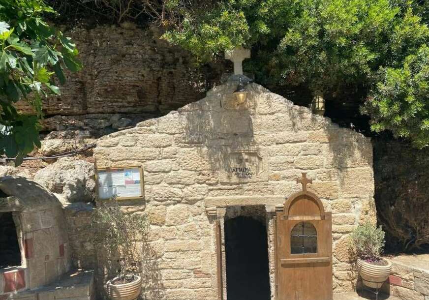 Mnogi nemaju pojma šta propuštaju: Na putu ka Pefkohoriju postoji velika svetinja do koje se puzi oko 50 metara