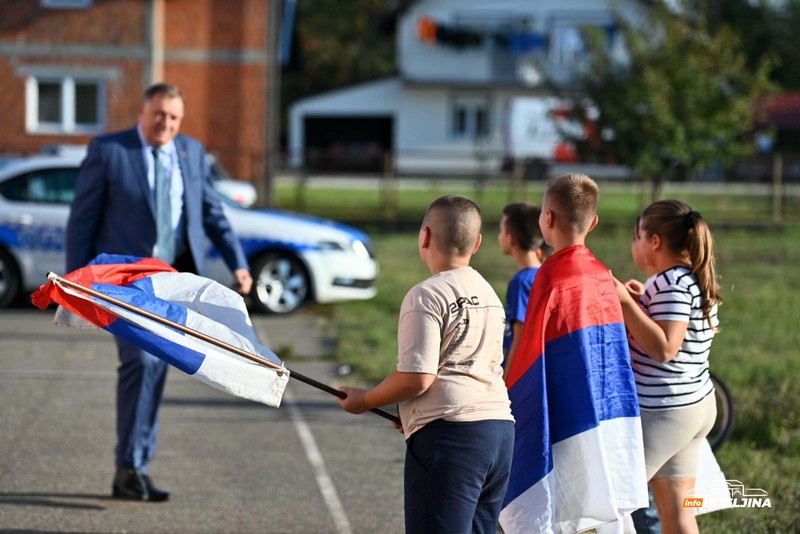 Bijeljina: Djeca sa zastavama dočekala Dodika (FOTO)