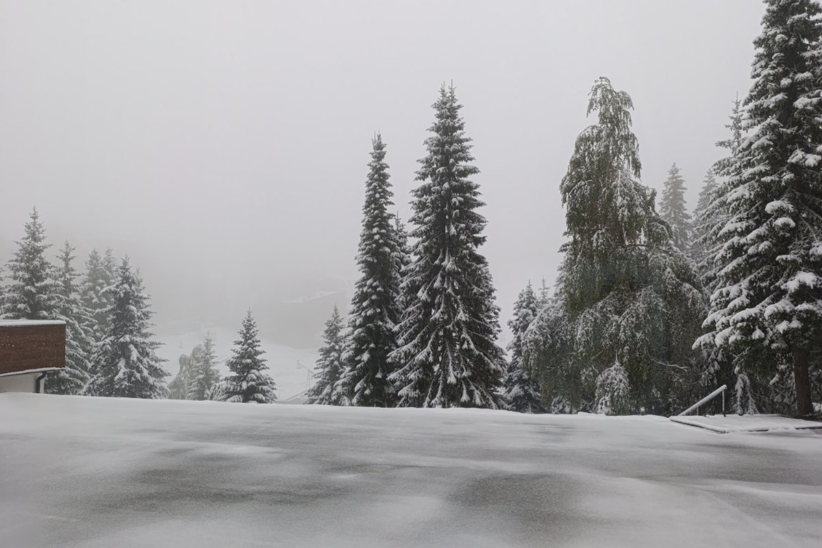 Pao snijeg na Jahorini (FOTO)