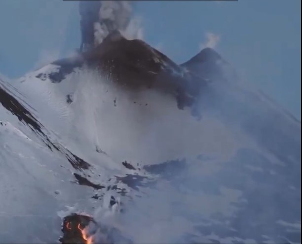 (VIDEO) Uspavani div se probudio: Eruptirao vulkan Etna, ponovno izbacuje lavu