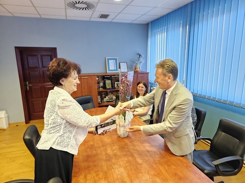 Načelnik Perić nagradio nastavnicu Nadu Mikanović: KARIJERA LJUBAVLJU ISPISANA