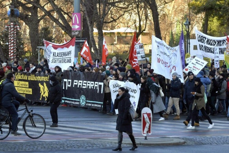 Na protestu anti-koronaša u Beču sukob sa policijom