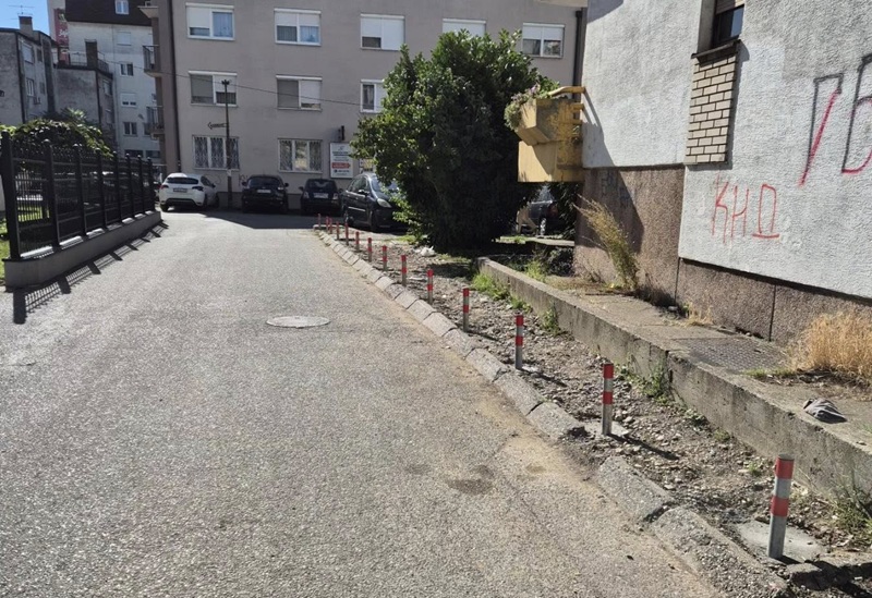 Postavili stubiće: Kraj nepropisnom parkiranju u bijeljinskoj ulici